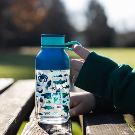 QUOKKA KIDS ICE BOTELLA CON COLGADOR MUNDO MARINO 430 ML